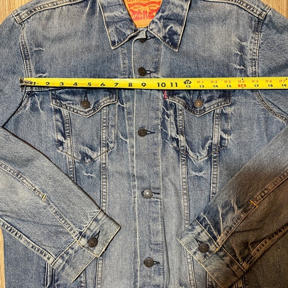 Men's Levi's Denim Jacket - Trucker Jacket - Size Medium - Blue Wash - Like New - Picture 9 of 13